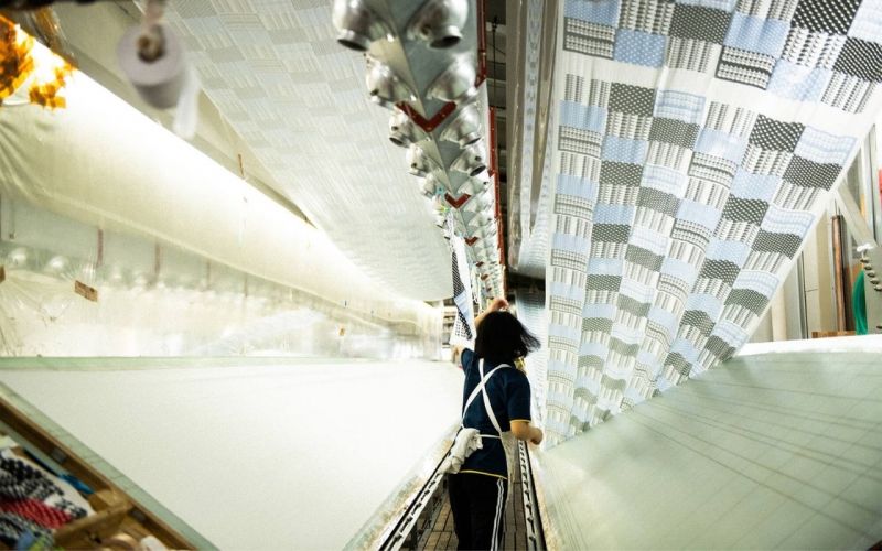 bên trong một xưởng sản xuất lụa bên trong một xưởng sản xuất lụa